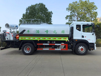 城市清洁的“左右手” 洒水车与压缩垃圾车的协同作业